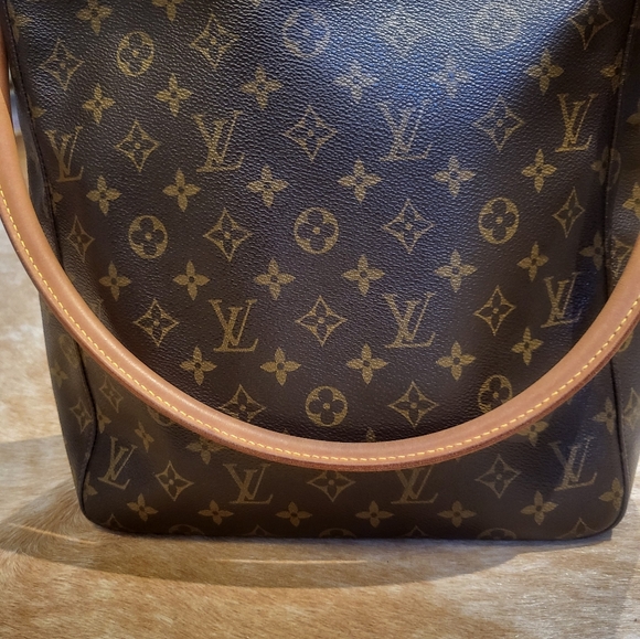 Louis Vuitton Looping GM - Picture 3 of 15